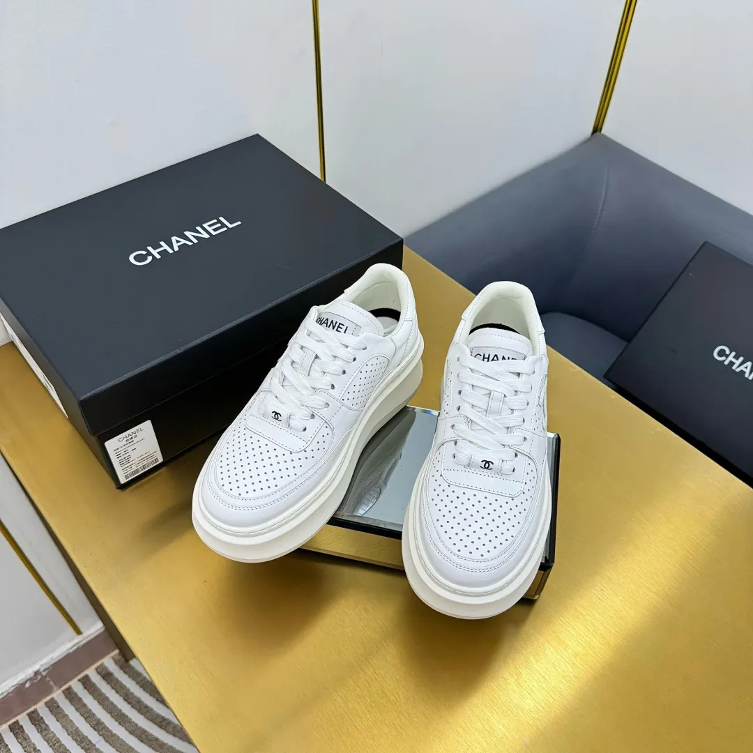 👟👟Ex-factory price 600👟👟 Upgraded version, upgraded version, upgraded version! No rebuttal accepted! ! ! ! Chanel Chanel panda shoes! 2025 counter's top casual sports shoes. This classic design; the upper is electro-embroidered with a variety of techniques; the outsole is fashionable and sporty; the unusual inclusion of a variety of color matching elements... The diversified mix and match is very good-looking and versatile, and can be used for leisure, fashion, sports, and outdoor... ꫛꫀꪝ Go➫ Materials: ❶Upper made of: original imported first-layer silk cowhide + original waterproof cloth + original first-layer cowhide ❷Inner lining: Original Yangli+Net ❸Outsole based on: Original TPU combination outsole Counter boutique packaging complete set for women 35–41 👉 👉